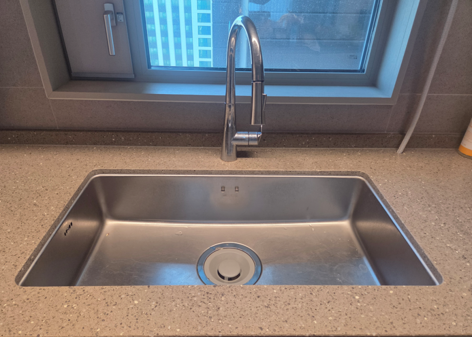 천안 힐스테이트두정 상판에 수전이 별도 타공된 기존 싱크볼