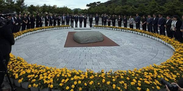 전재수 부산시장 당선인, 노무현 묘역 참배로 첫 일정… "시민의 충직한 일꾼 될 것"
