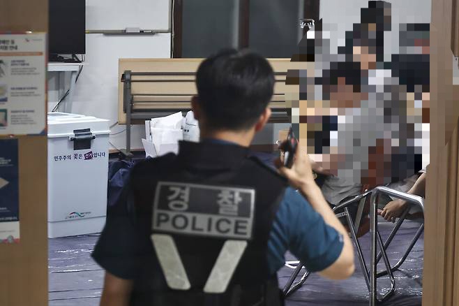 <b>잠실7동</b> 2<b>투표소 봉쇄</b> 22시간째 대치 선거사무원 추정 직원... 