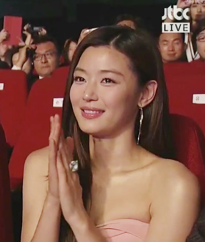 전지현: '군체' 보고 다시 찾아본 10년 전 '천송이 핑크 드레스' 재조명