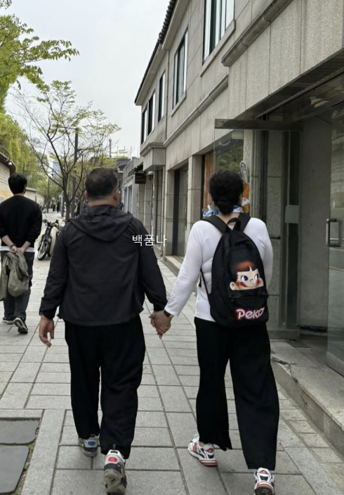 전처는 28년째 트라우마 겪는데, 16살 연하 여배우와 공개열애 중인 남배우 이야기.jpg