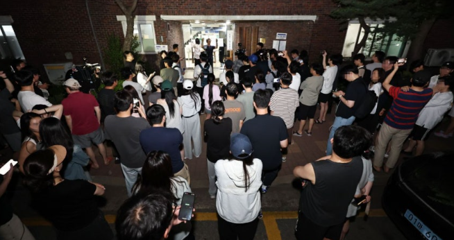 6·3 지방선거 <b>투표함 반출</b> 저지 사태, <b>잠실7동</b> 투표소 경찰... 