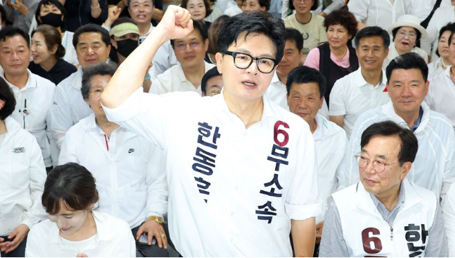 [긴급속보] <b>한동훈</b> 첫 <b>등원</b>, 국힘 복당 시동 걸까? “서두르지... 