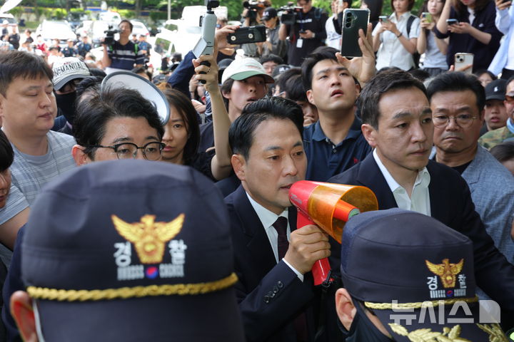 올림픽공원 개표소 <b>항의 방문</b>한 장동혁 국민의힘 대표 <b>선관위</b>... 