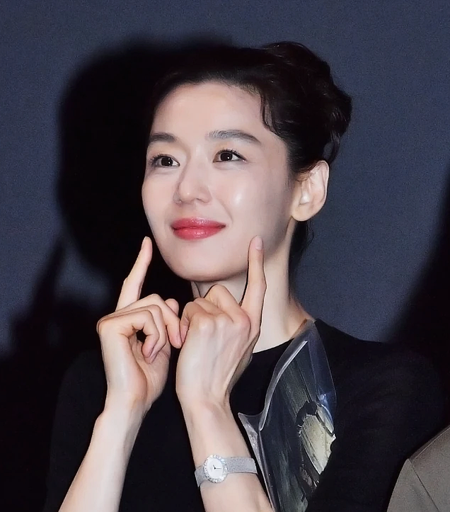  전지현 올백머리 화제, 슬릭번 하나로 분위기 달라졌다