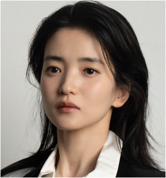 Kim Tae-ri's New Profile Revealed: Unadorned Yet Radiant and Unique Aura