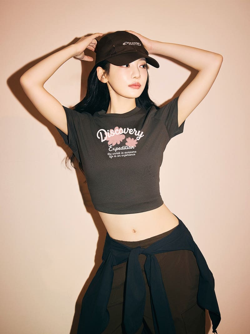 디스커버리 닝닝 화보 패션 여성 기능성 반팔티 크롭 티셔츠 메리제인 운동화 코디