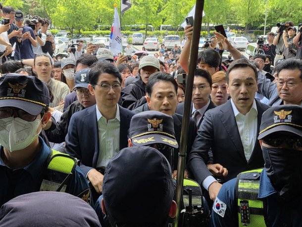 "투표용지 부족" 사태, 결국 투표함 이송 강행… <b>개표소</b> 현장... 