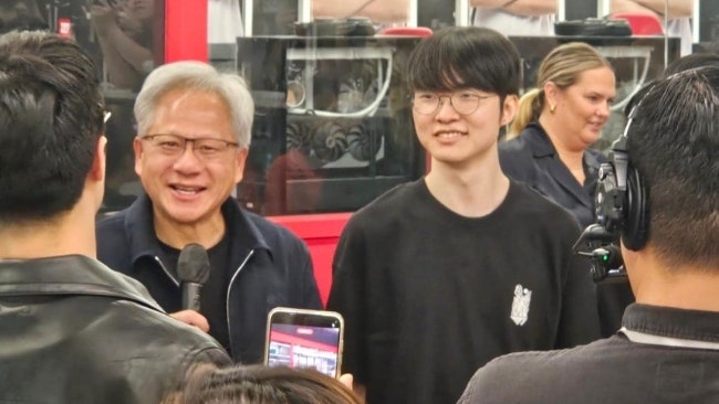 젠슨 황 엔비디아 CEO, 동교동 PC방 기습 방문! <b>페이커</b>와 전격 회동한 ....