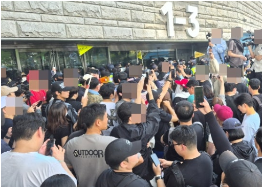 송파 <b>개표소</b> 앞 시위대, 부정선거 주장 시위대와 경찰 대치
