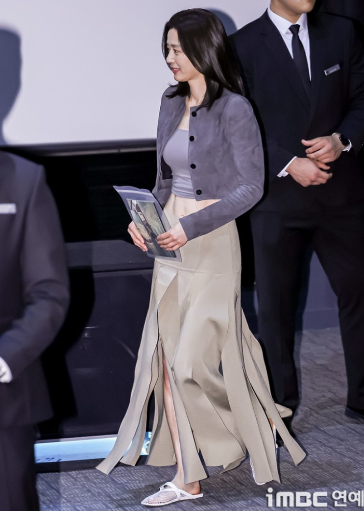  전지현 조회수 폭발 패션 44세 레전드 무대인사 옷 정보