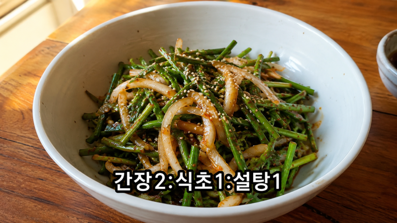 "식초만 부으면 아삭한 줄 알았는데.." 부추양파무침 양념 간장 2:식초 1:설탕 1, 물 안 생기게 ....