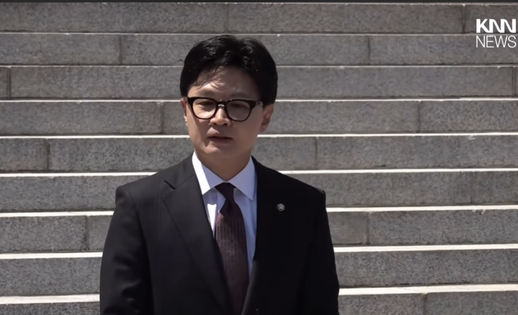 <b>한동훈</b>, '금배지' 달고 <b>국회</b> 첫 <b>등원</b>... "다시 돌아가도 같은... 
