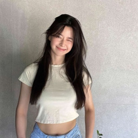 “명품보다 흰티가 더 잘 어울린다”... 사람들이 권나라 사진 보고 놀란 진짜 이유.jpg