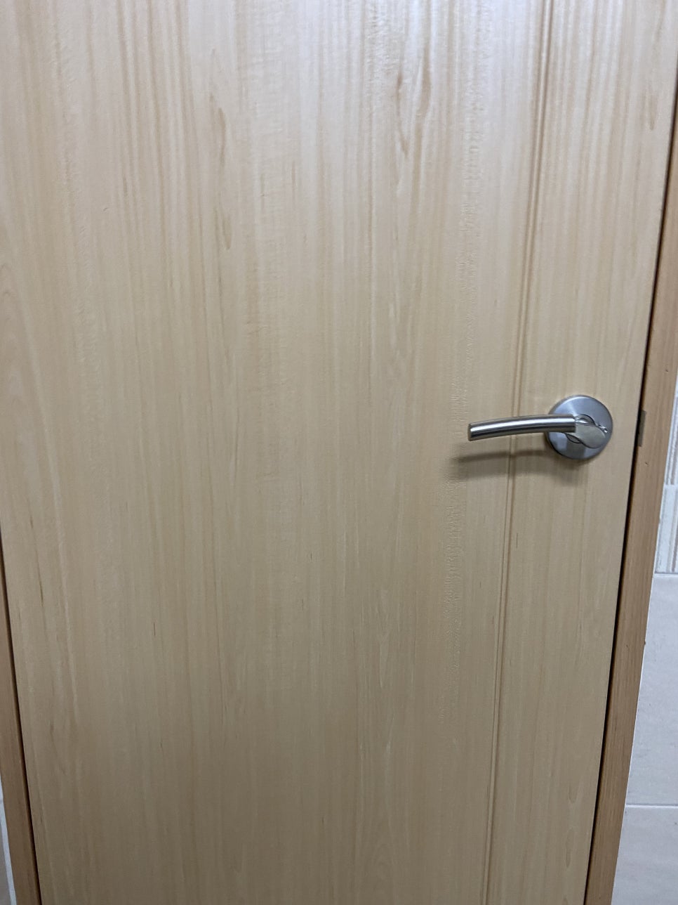 화장실문 시트지 교체｜습기로 들뜨고 찢어진 욕실문, 교체 없이 복원한 사례