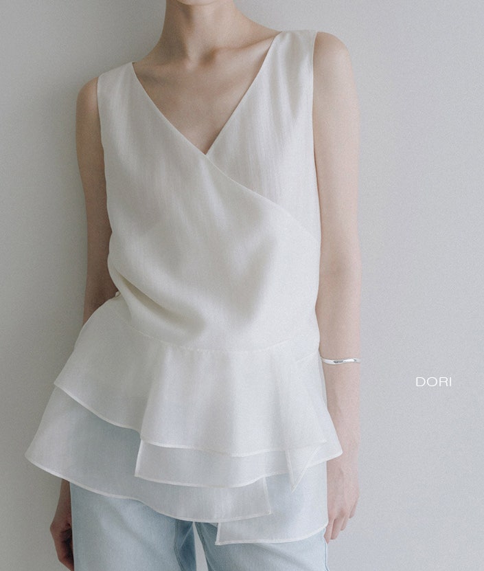 여름 나시 블라우스 코디, 페미닌한 디자이너 브랜드 루에브르 슬리브리스 여자 데일리 OOTD