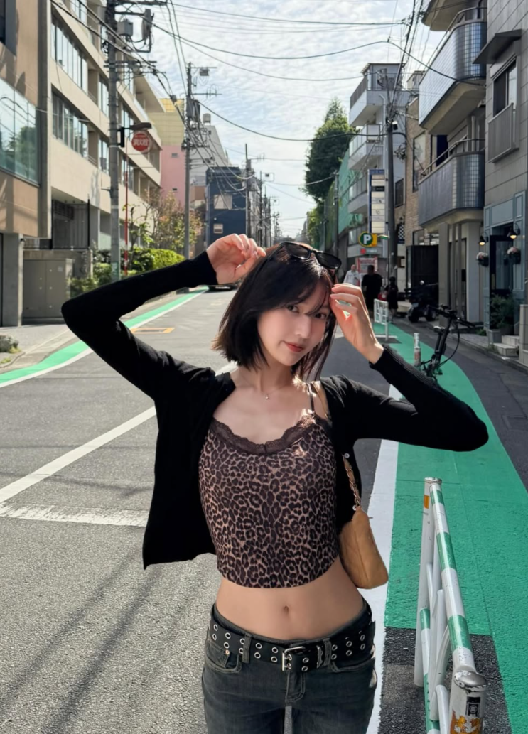  [셀럽패션] 여행지보다 더 눈에 들어온 조이의 레오파드 카미탑 패션
