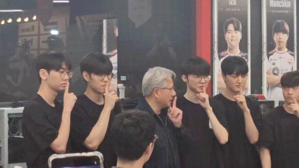 젠슨 황, 페이커 만났다…T1과 ‘쉿’ 포즈 화제