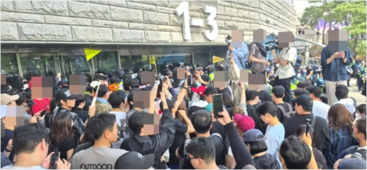 “붙잡아!” <b>개표소</b> 앞까지 번진 부정선거 주장… 송파구 개표... 