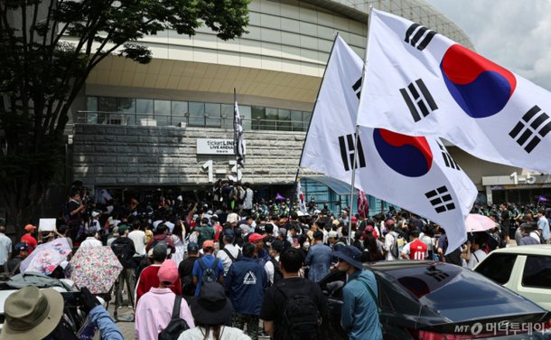 <b>잠실</b> 투표소 투표용지 부족 사태, <b>개표소 대치</b>까지 이어진 전말
