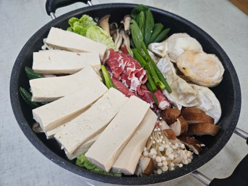 두부전골 하얀 두부전골 밥없이 한끼 든든합니다.