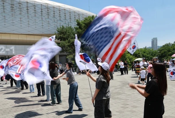 뒤흔든 '윤 어게인'과 27시간째 <b>개표소</b> 봉쇄·<b>기자 폭행</b> 대치 전말