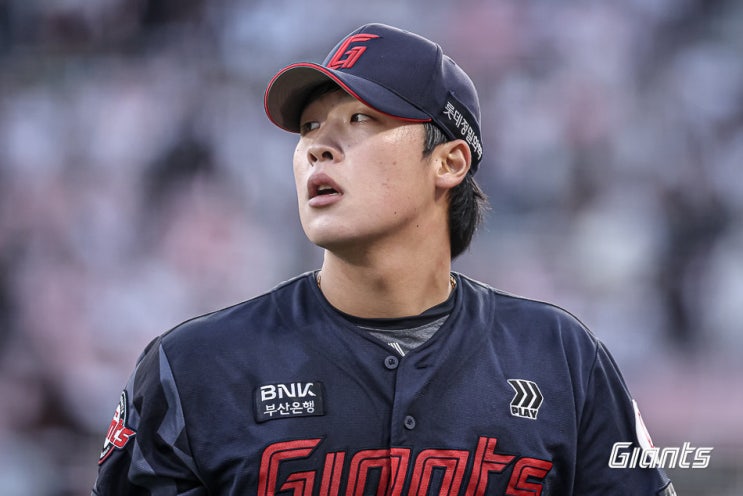 시속 155km를 던지는 <b>롯데</b>의 우완 파워피처, <b>이민석</b> 나이 키... 