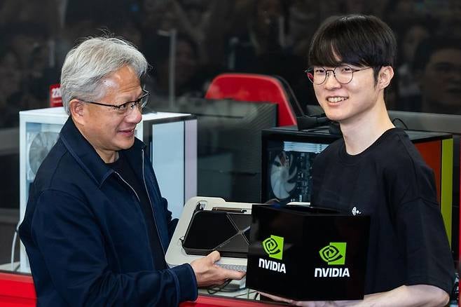젠슨 황 15억 RTX 5090, 페이커와 만든 전 세계 단 한 개 그래픽카드