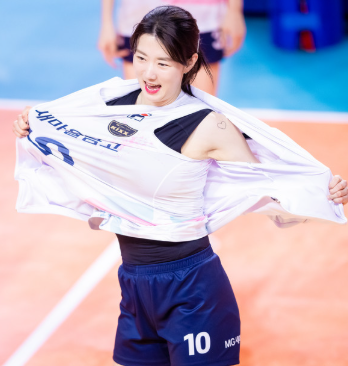  김연경 없으면 끝이라더니...여자배구 관중 더 늘었다고? 요즘 가장 뜨거운 그녀들 5명