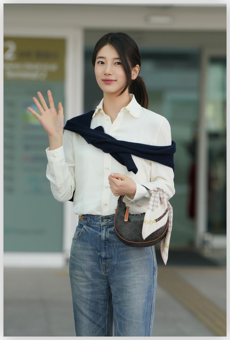 수지 셀린느 가방 스카프 매는 법에 여자 흰 셔츠 코디 가디건 묶기까지.. 공항 스타일 공식....