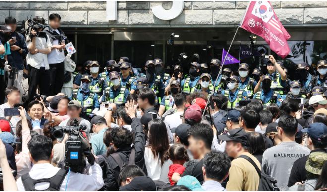 [긴급속보] <b>잠실 개표소</b> 봉쇄... 요구 확산, 밤샘 <b>대치</b> 왜 벌어졌나