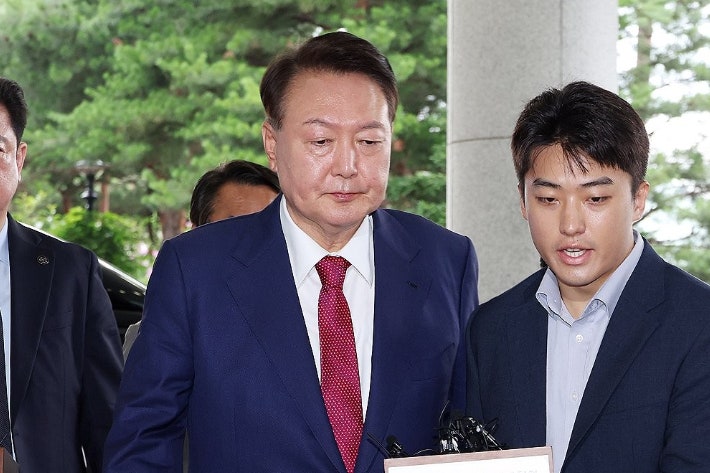 [속보]<b>윤석열</b>, '계엄 정당화 메시지' 피의자로 <b>종합특검</b> 첫 출석