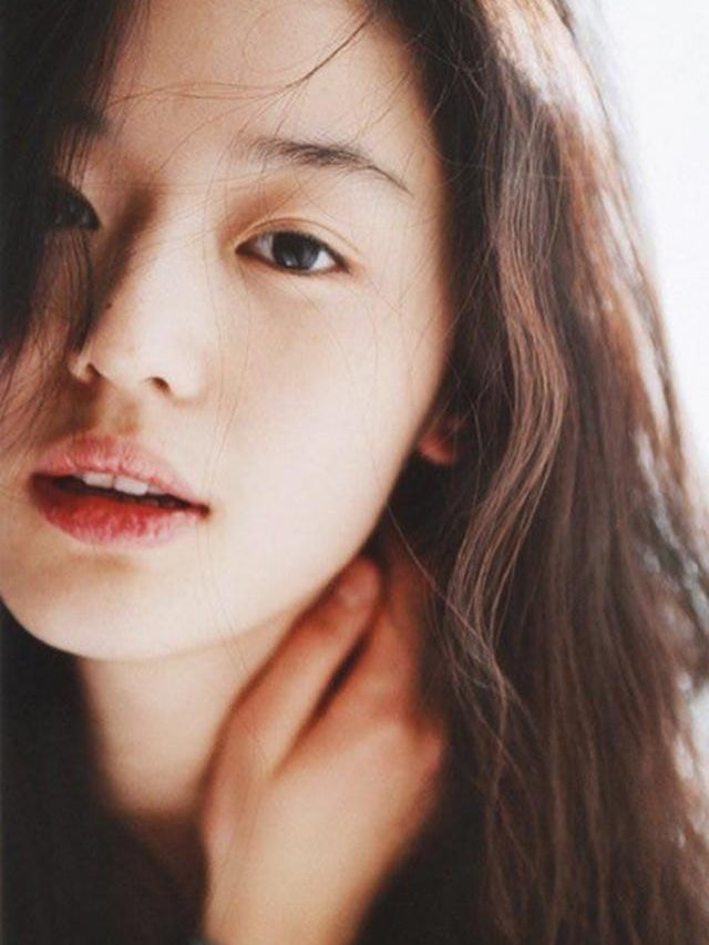  전지현 조회수 폭발 패션 무대인사 올블랙 룩 스칸트룩 화제의 크롭자켓룩