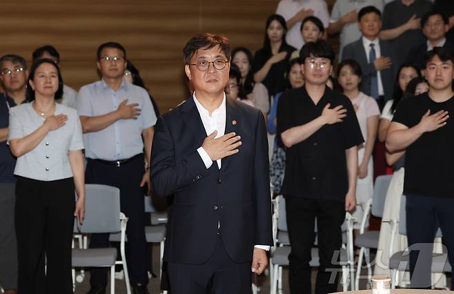 <b>최휘영 문체부 장관</b> 1년...K컬처 CEO 기대보다 인사논란에... 