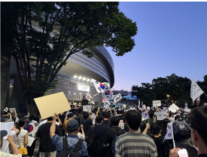 송파구 <b>개표소</b> 봉쇄 무슨 일? 재선거 주장 시위·<b>기자 폭행</b> 논란... 