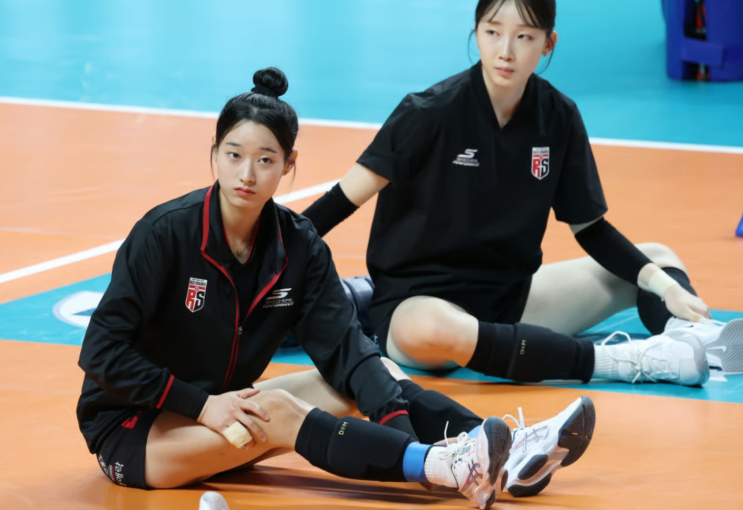  스파이크 때리는 이윤신과 최효서, FIVB 규정이 부른 퓨처스 '포지션 파괴'