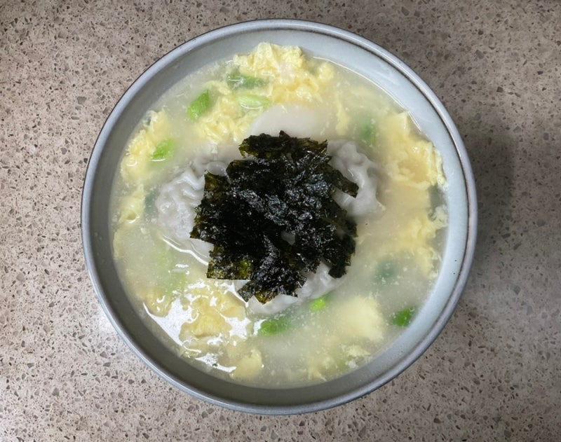 비비고 깊은사골곰탕으로 떡국, 떡만두국 끓이기 비비고 사골곰탕 떡국