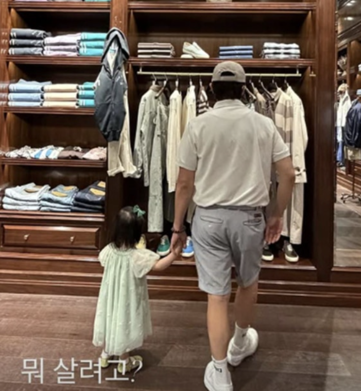   이병헌 손잡은 둘째 딸 공개…이민정이 포착한 사랑스러운 부녀 일상