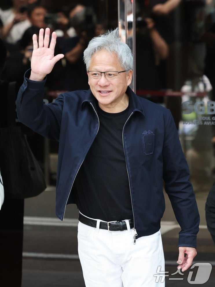  젠슨황 방한 디올 자켓 가격, 가죽자켓 대신 선택한 룩