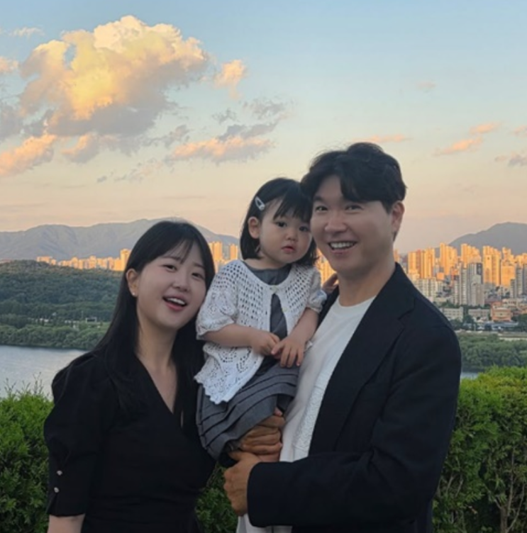   박수홍 가족사진 공개, 딸 재이와 함께한 따뜻한 순간에 시선 집중