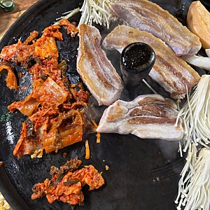 [수원 권선동 맛집] 두툼한 육즙에 반하는 동네 찐 로컬 고깃집, '33구이 통삼겹살' 삼겹살 내....