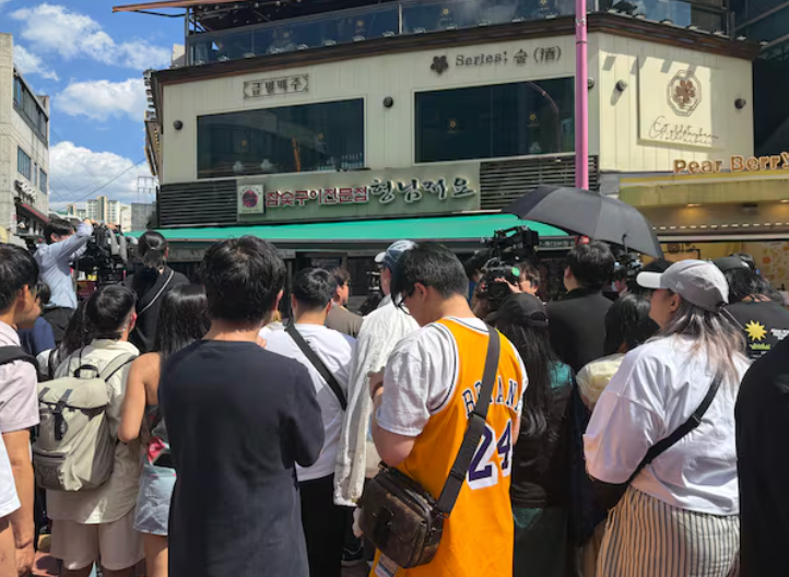 [충격 ] <b>젠슨 황</b>, 종로 뒷골목서 포착! 인삼주에 통닭까지 싹쓸이... 
