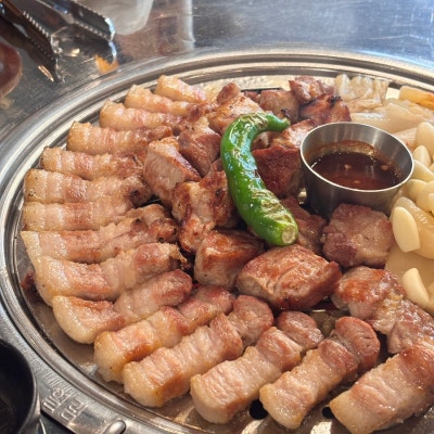 [송리단길 맛집] 육즙 팡팡 터지는 구워주는 고기집, 돈필살 숙성한돈모듬한판 솔직후기