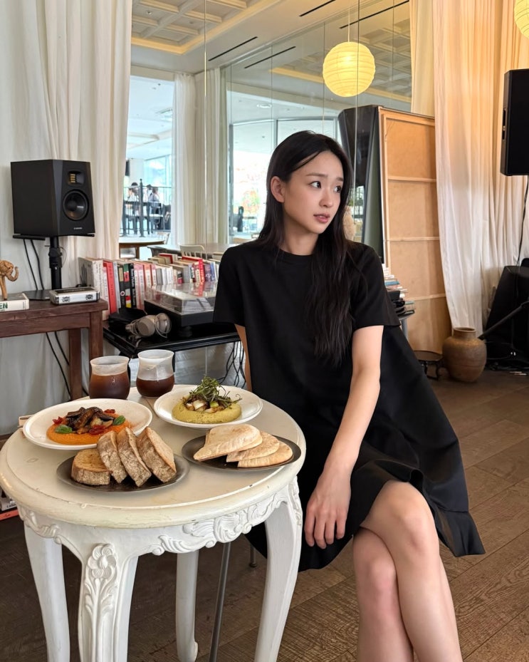  시크함 속에 숨은 힙한 반전, 원피스에 잘 어울리는 뮬! 손연재 살로몬 운동화 가격