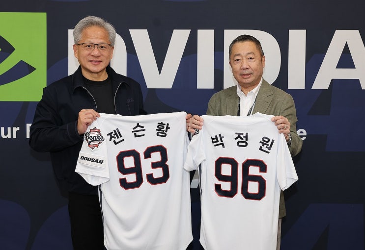  젠슨 황 엔비디아 CEO, 잠실 마운드 올라 박정원 회장과 ‘피지컬 AI’ 동맹 확인