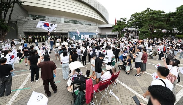 <b>잠실 개표소 봉쇄</b> 시위, 2030이 주도한다…“부정선거 아닌... 