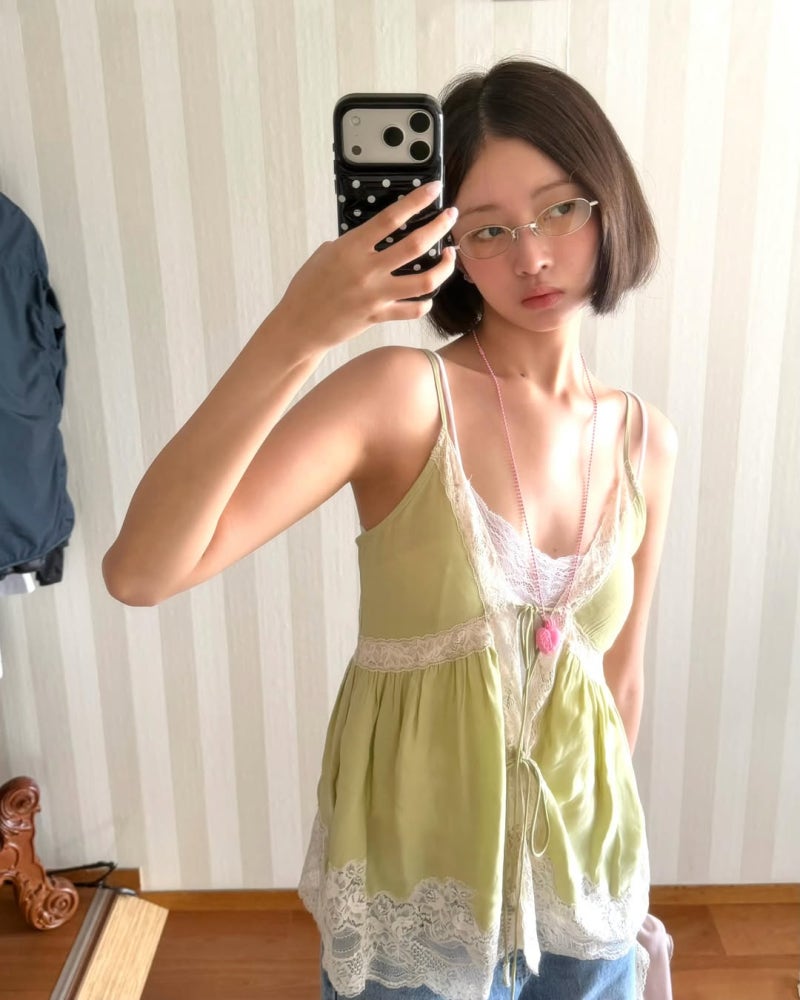 [IVEレイ ファッション] ショートヘアの妖精Reiのシックなレースルック、心ときめくコーデ分析