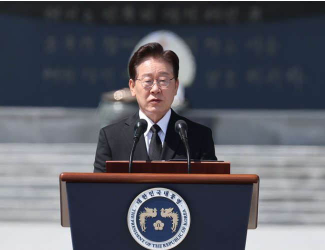 [긴급속보] 이재명 <b>대통령 지지율</b> 55.2%…3주 연속 <b>하락</b>... 
