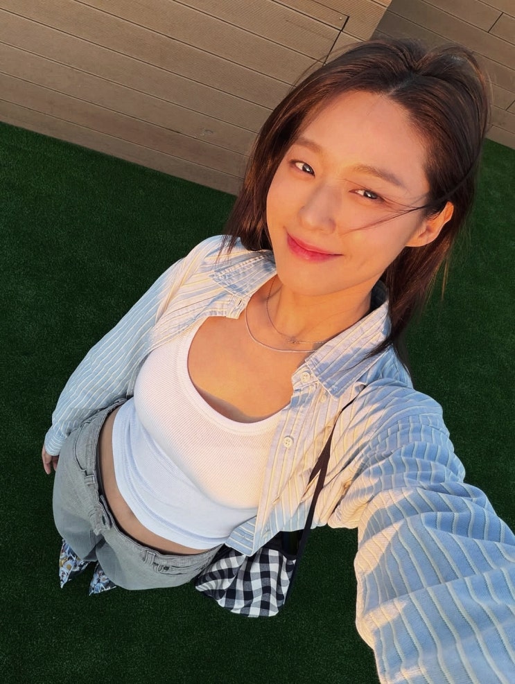  설현 모델핏 몸매 인증, 건강미 넘치는 여름 코디 화제