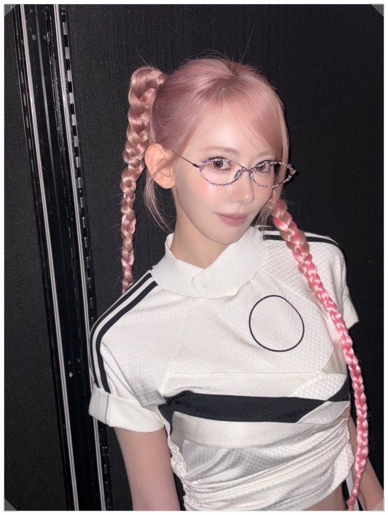 She Loves Wearing Glasses: How LE SSERAFIM Sakura Documents Her Day
